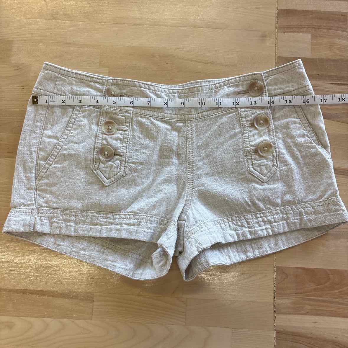 Express Size 6 Beige Shorts