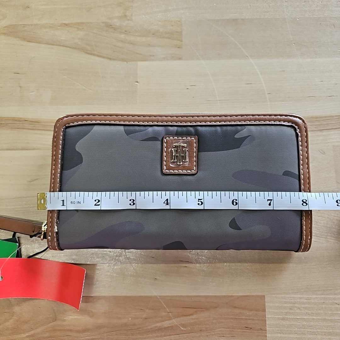 Tommy Hilfiger Julia Solid Nylon Zip Wallet