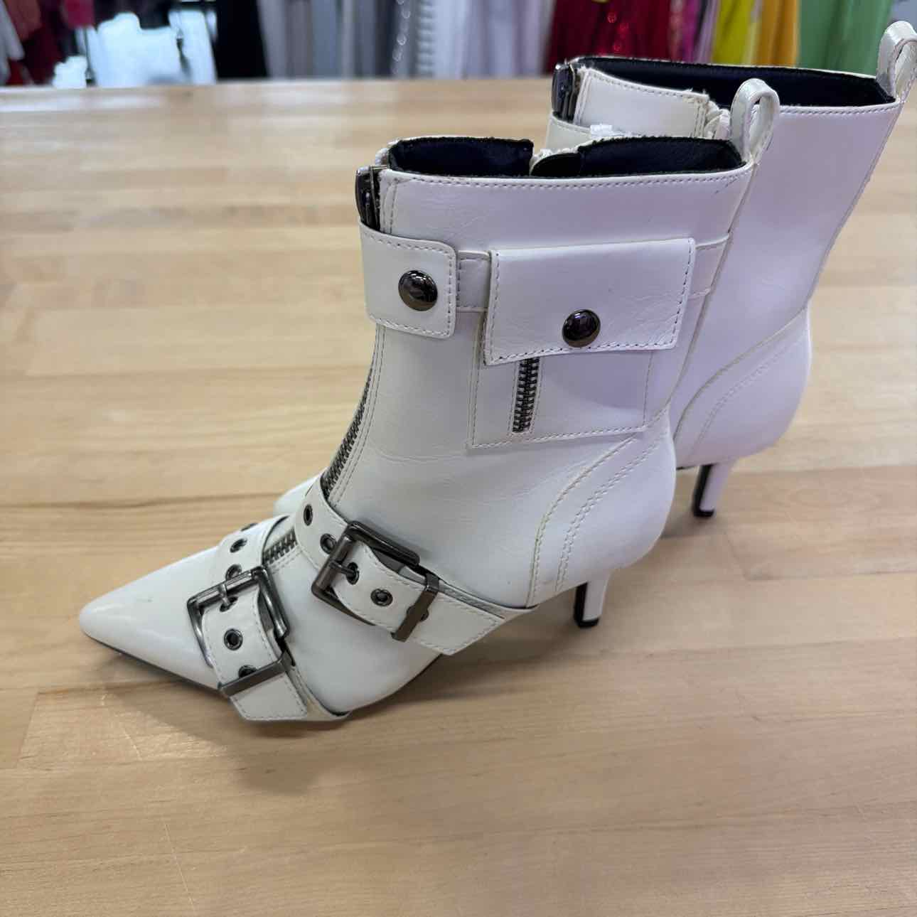 wild pair Size 5.5 White Bootie