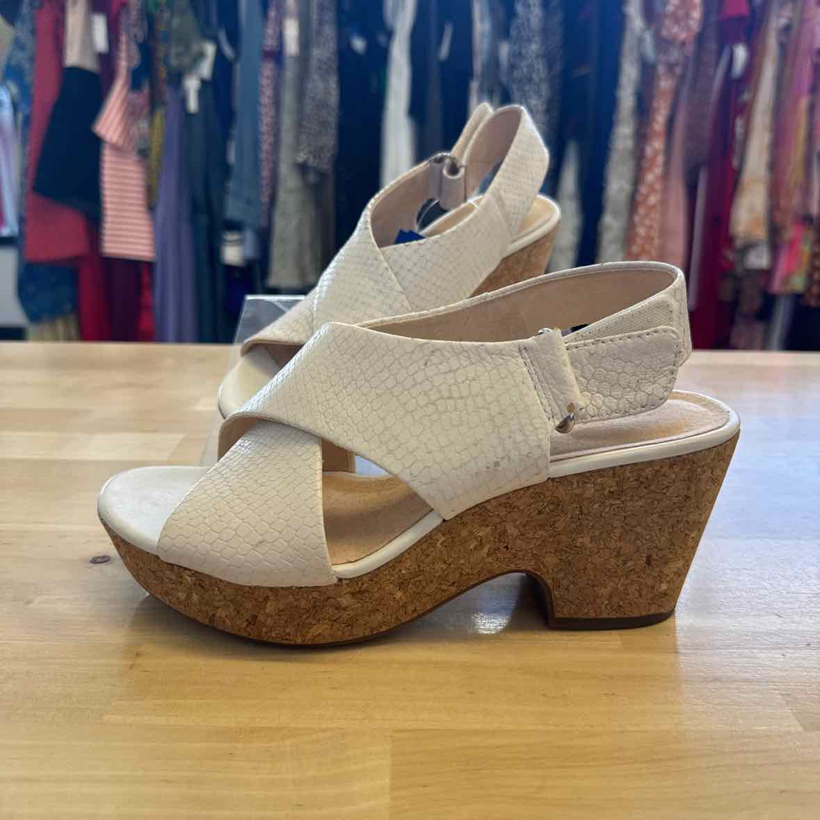 Clarks Shoe Size 6 Cream Sandals