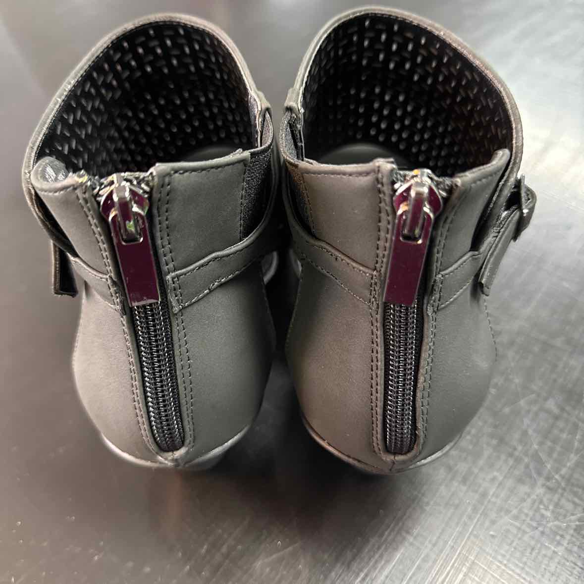 Easy Street Shoe Size 8.5 Carrigan Cut Out Block Heel Sandals NWT