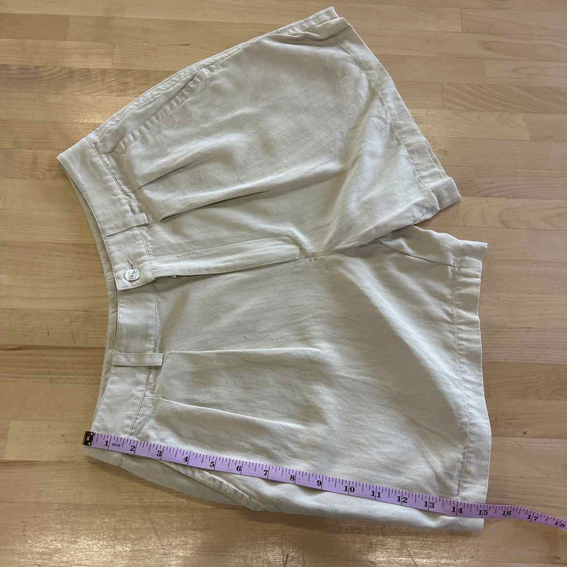 Tommy Bahama Women Size 4 Beige Preloved Shorts