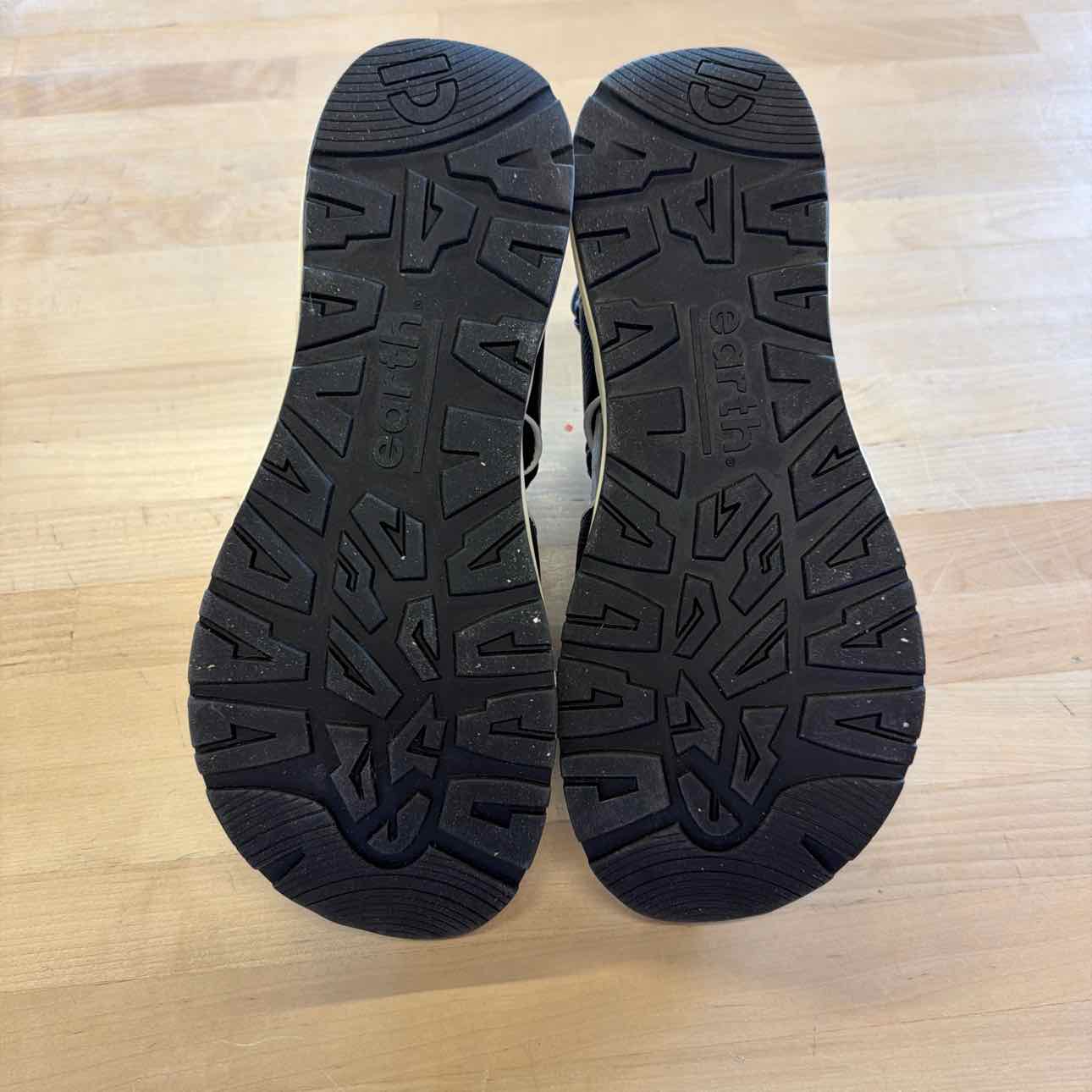 Earth Size 9.5 Black Preloved Sandals