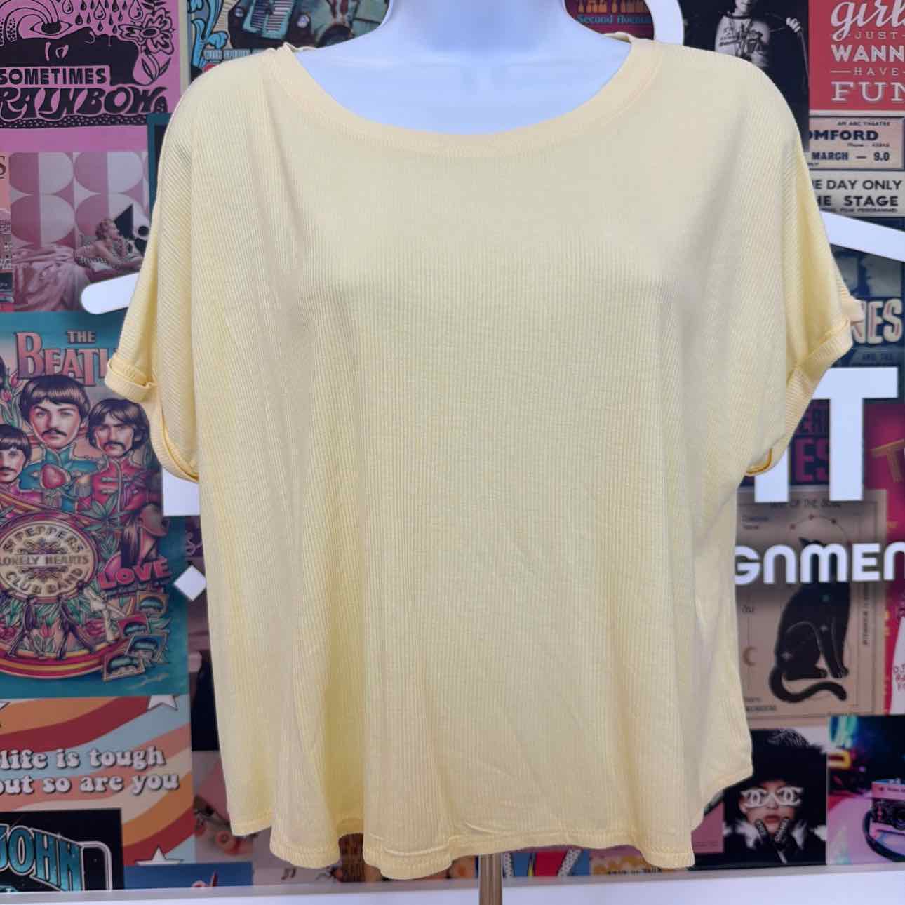 hippie rose Size L Cuffed Short-Sleeve Tee