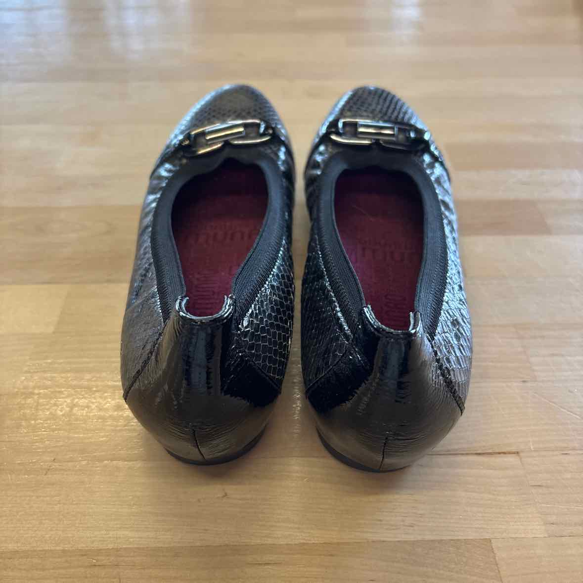 Munro Size 10 Black Flats
