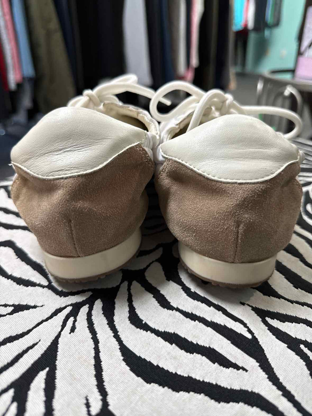 Tory Burch Size 10 Tan/white Sneakers