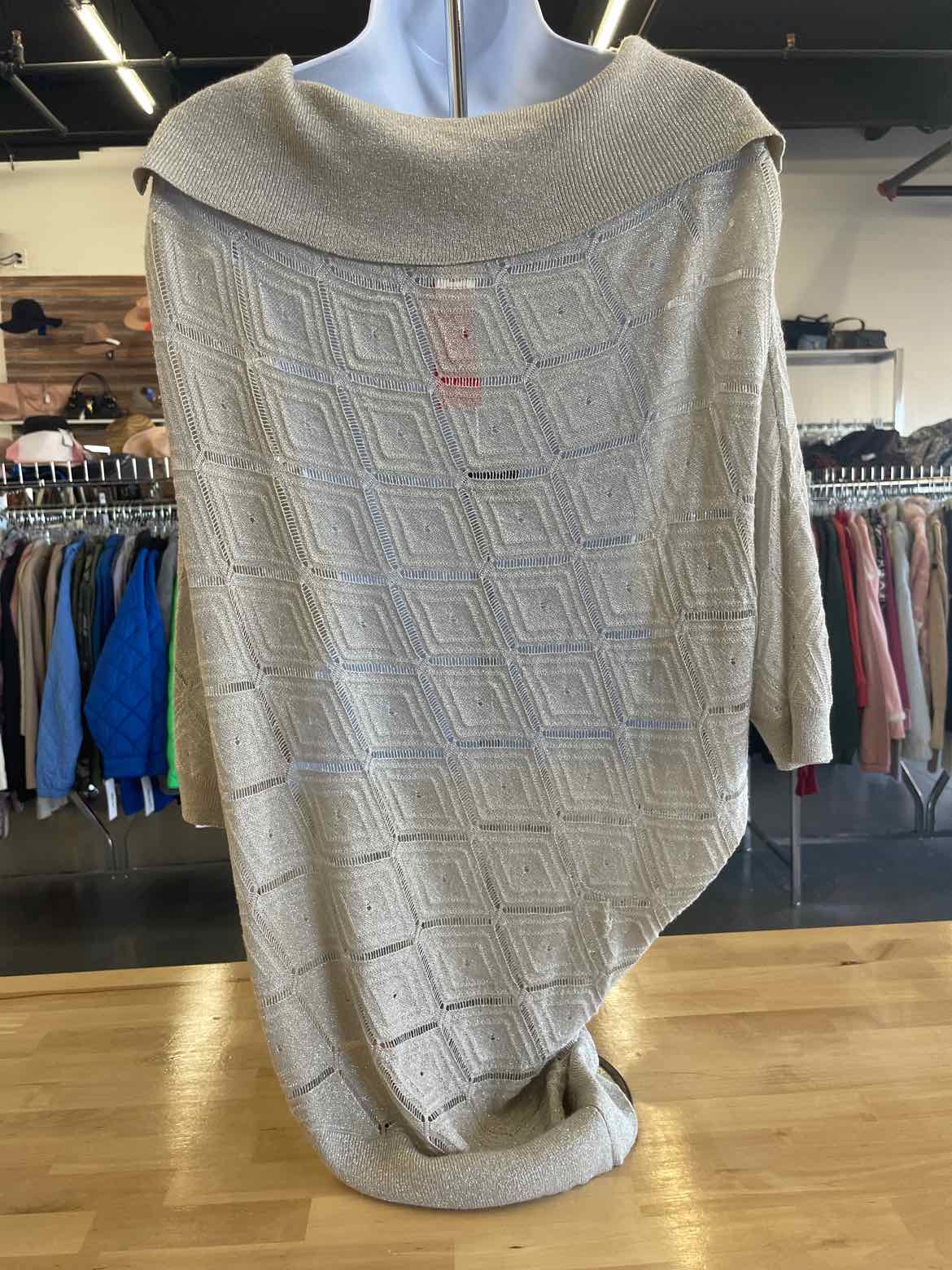 arden b. Size M Beige Turtleneck