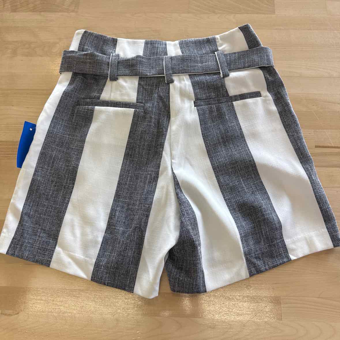 7th avenue Size 6 Gray & White Shorts