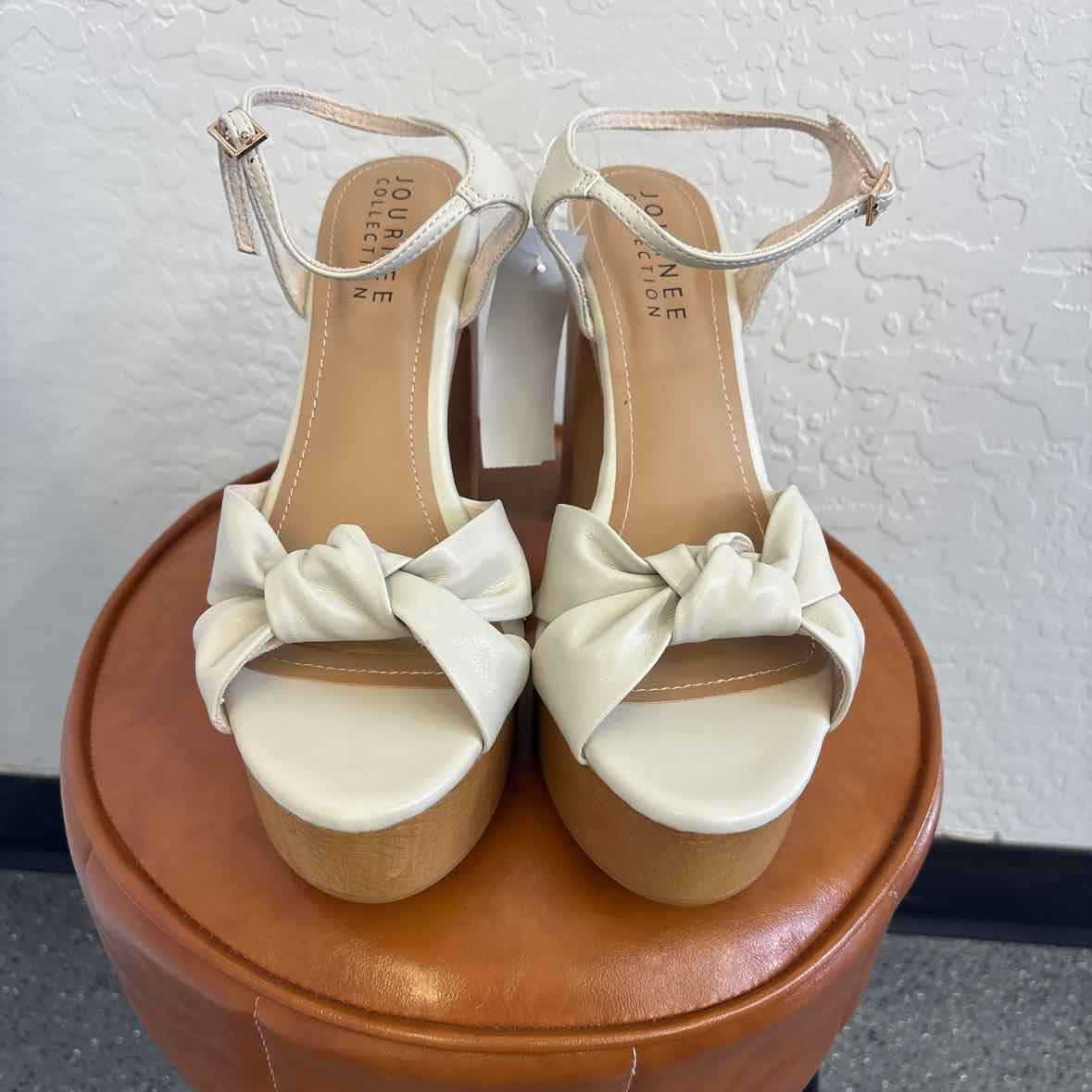 Journee Collection Shoe Size 9.5 Beige Heels