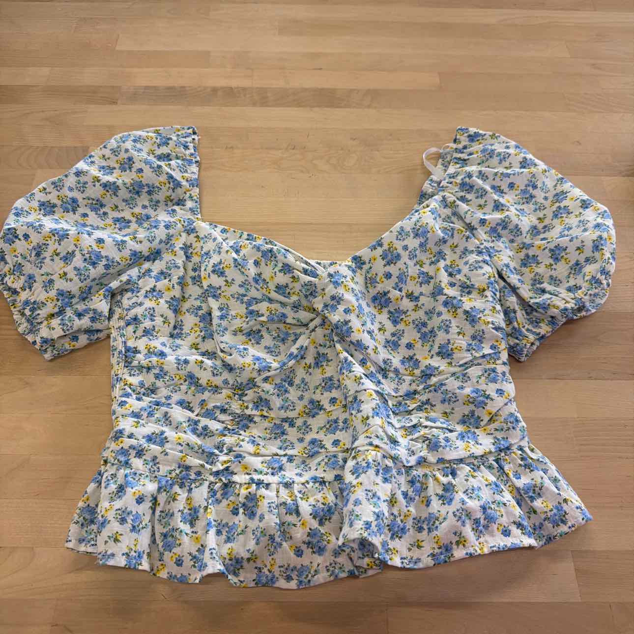 Kingston Grey Juniors' Printed Sweetheart-Neck Puff-Sleeve Top - Ivory/Blue