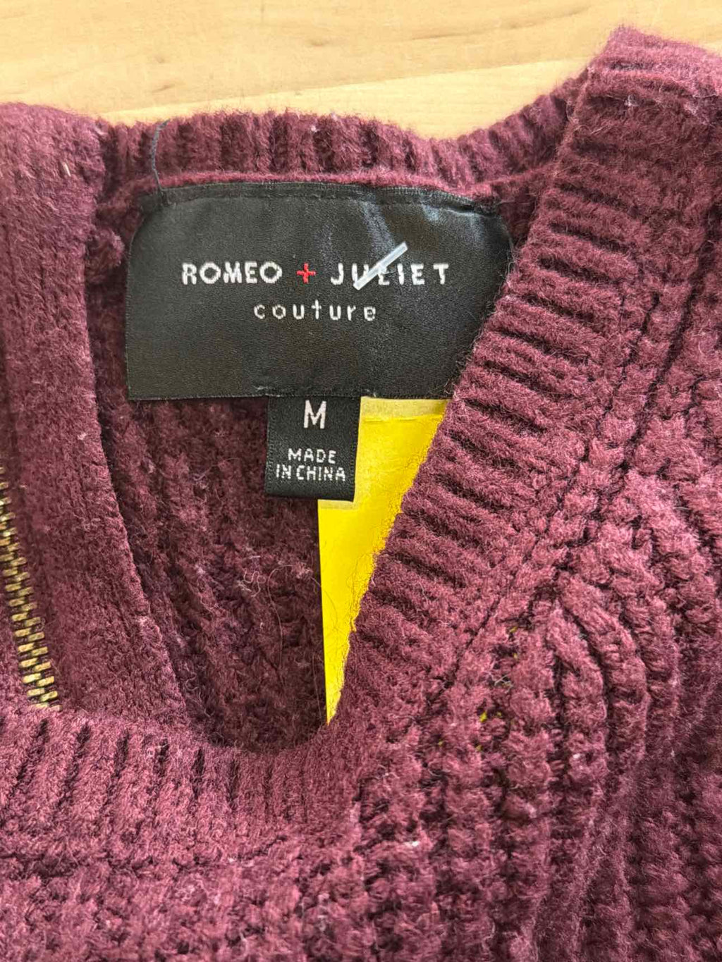 Romeo & Juliet Size M Maroon Sweater
