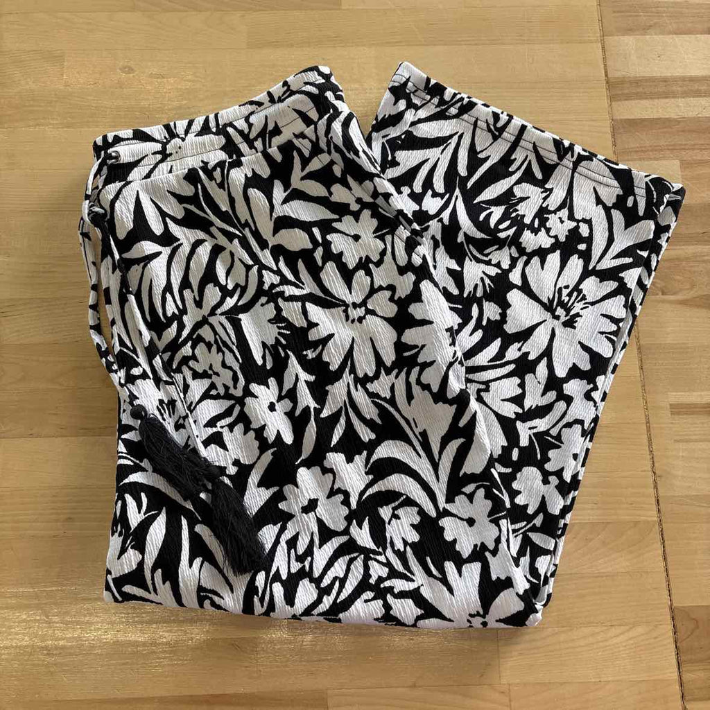 Kim Gravel Size M Black/White Preloved 2 pc sets