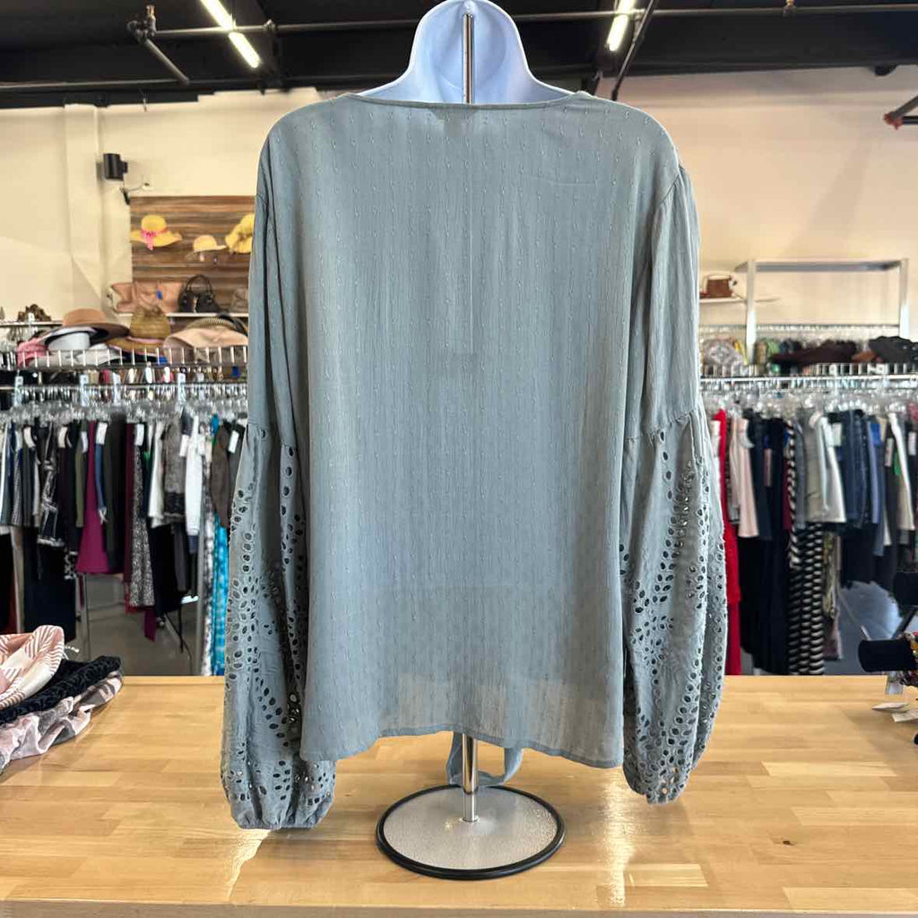 Est 1946 Size M Blue Long Sleeve