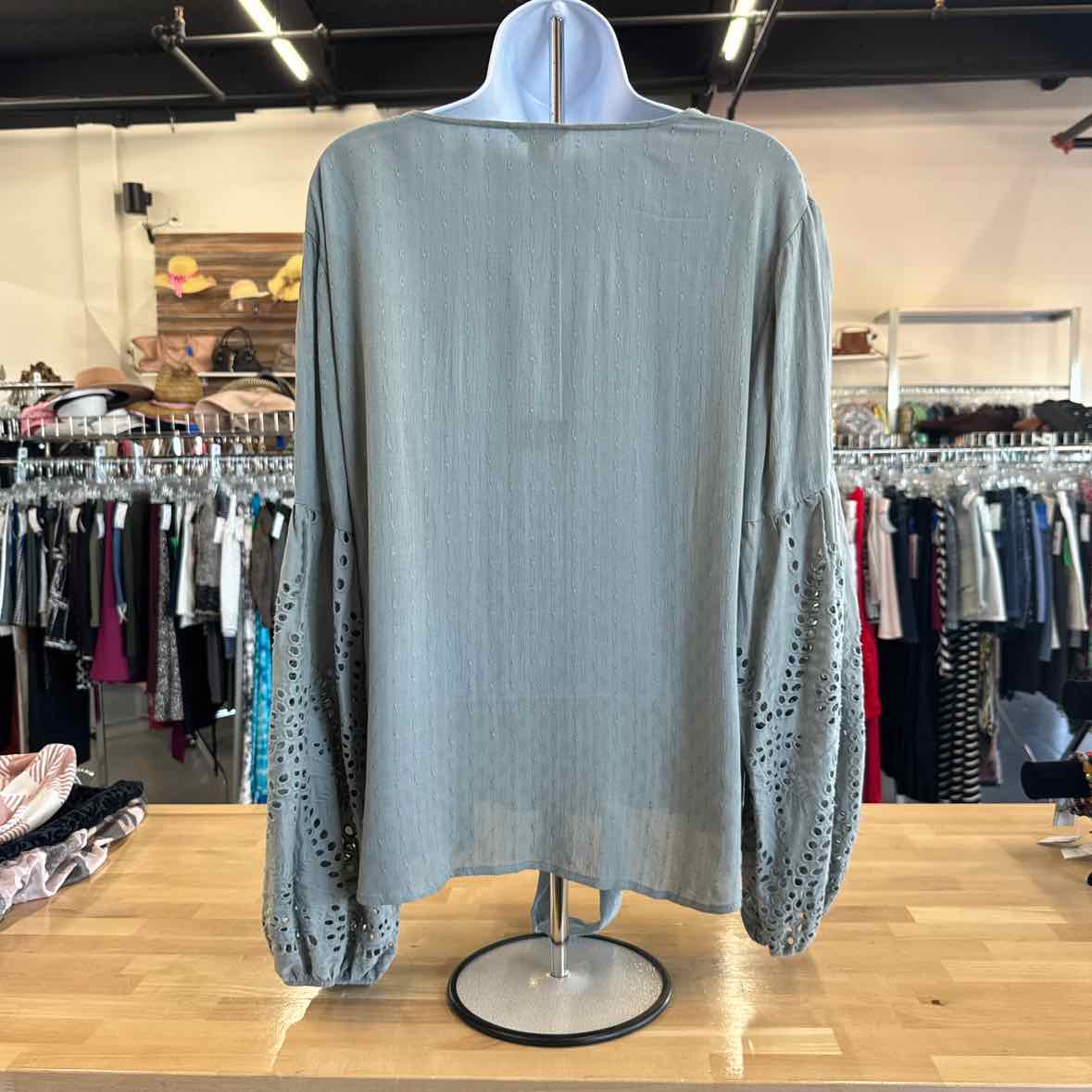 Est 1946 Size M Blue Long Sleeve