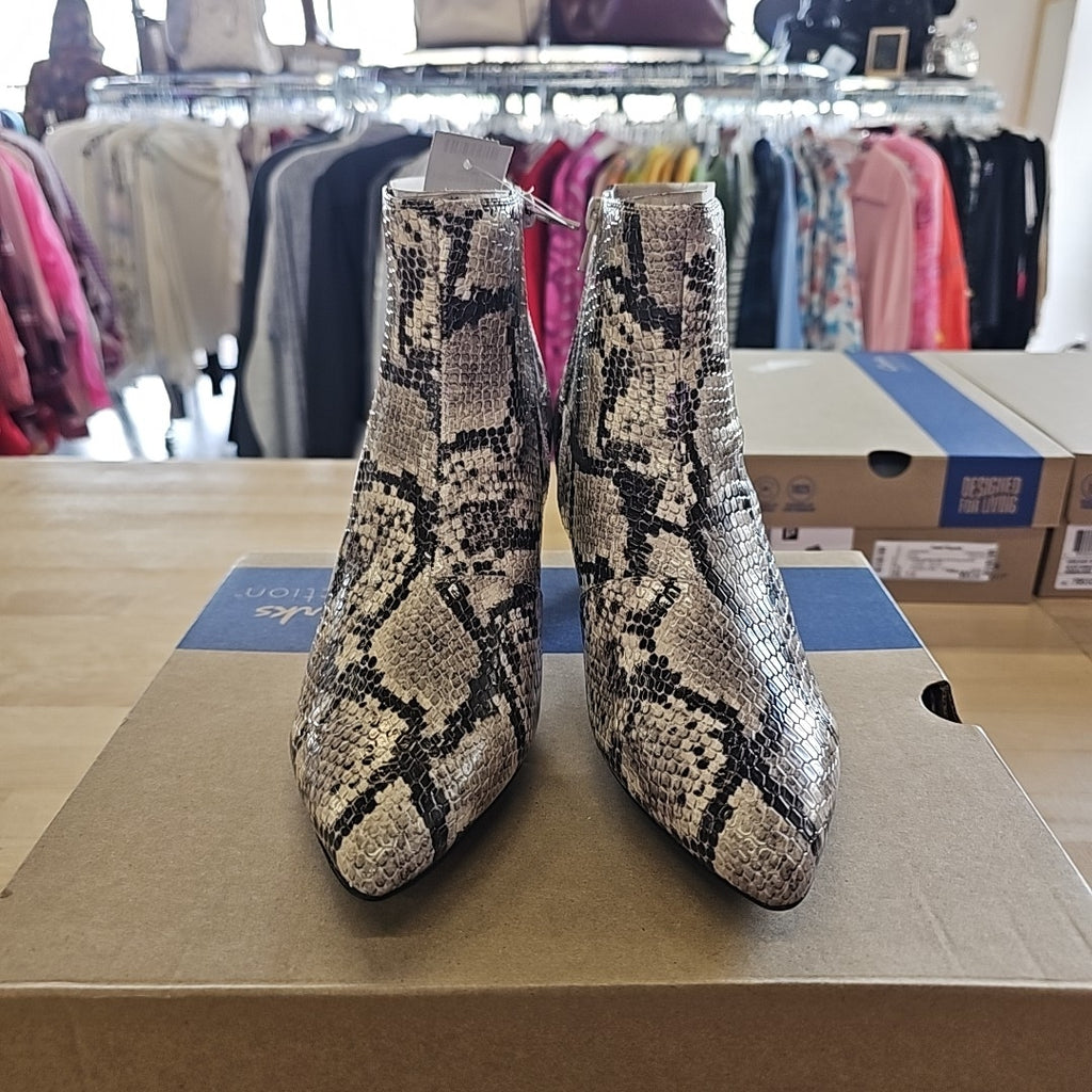Clarks Size 8 Gray Snakeskin Boots