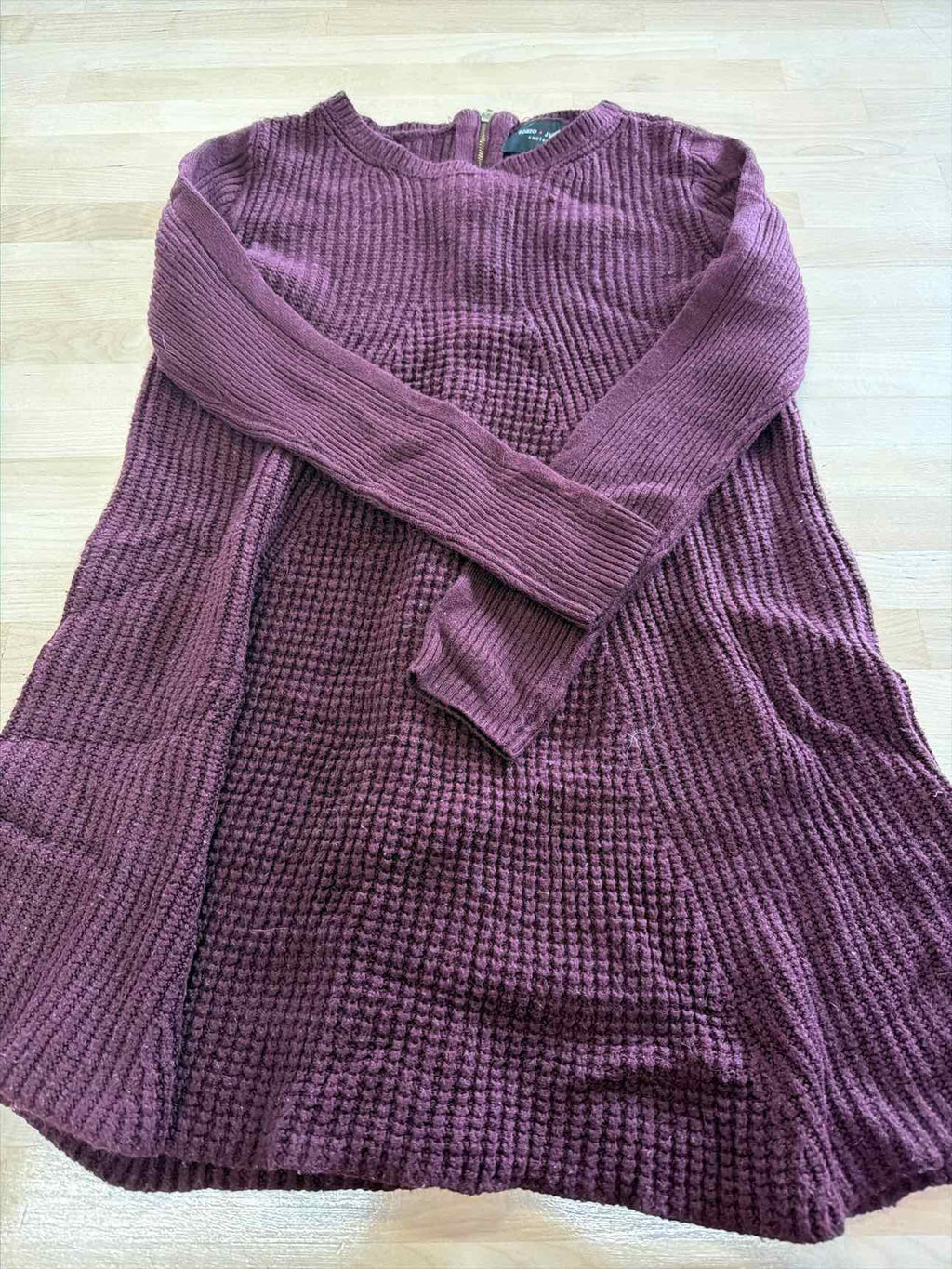 Romeo & Juliet Size M Maroon Sweater
