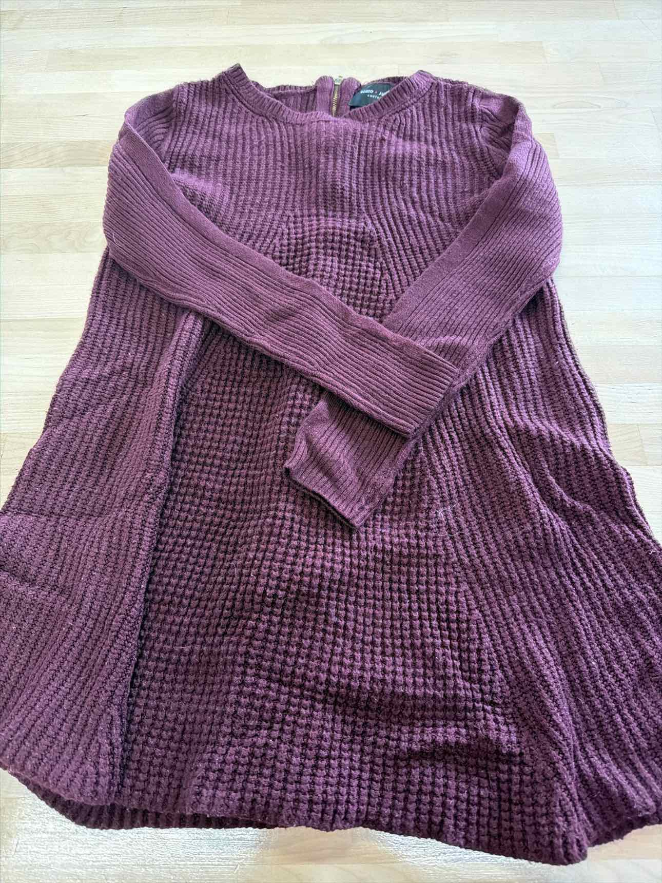 Romeo & Juliet Size M Maroon Sweater