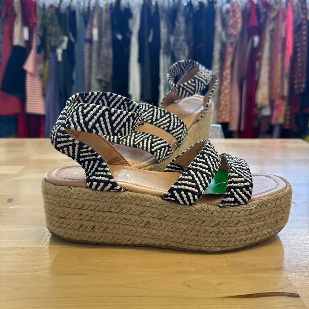Liliana Shoe Size 5.5 Black/White Wedges