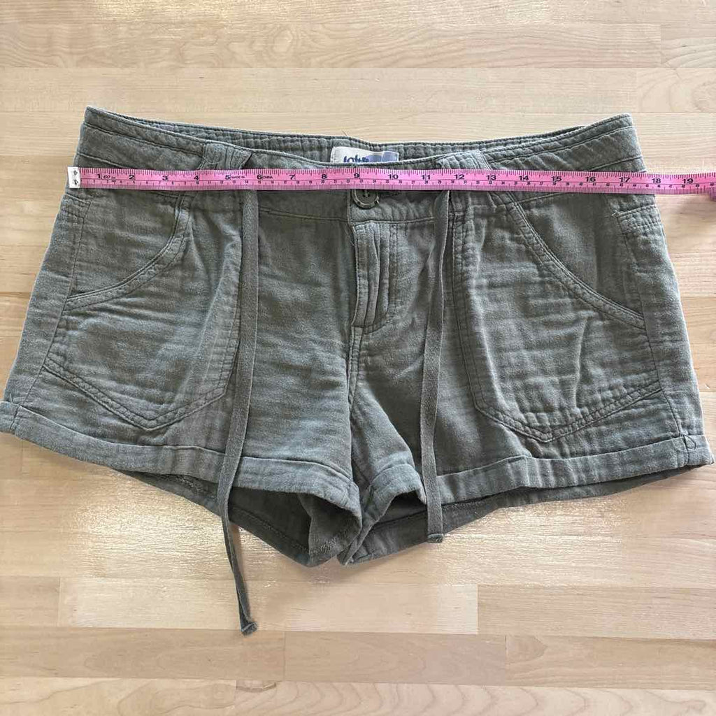 Jolt Size 9 Green Shorts