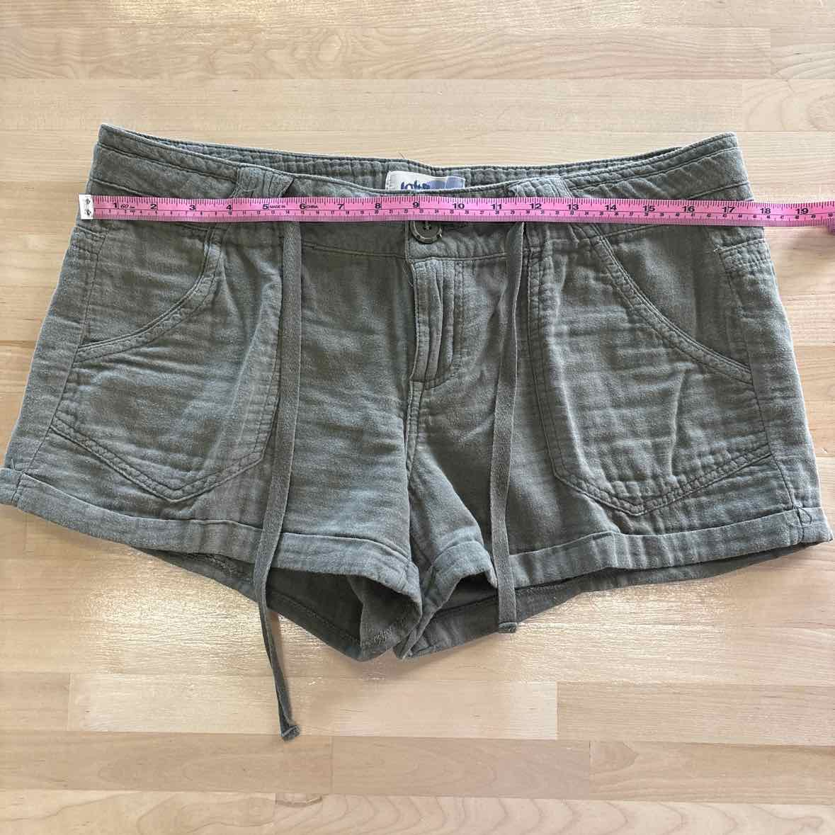 Jolt Size 9 Green Shorts