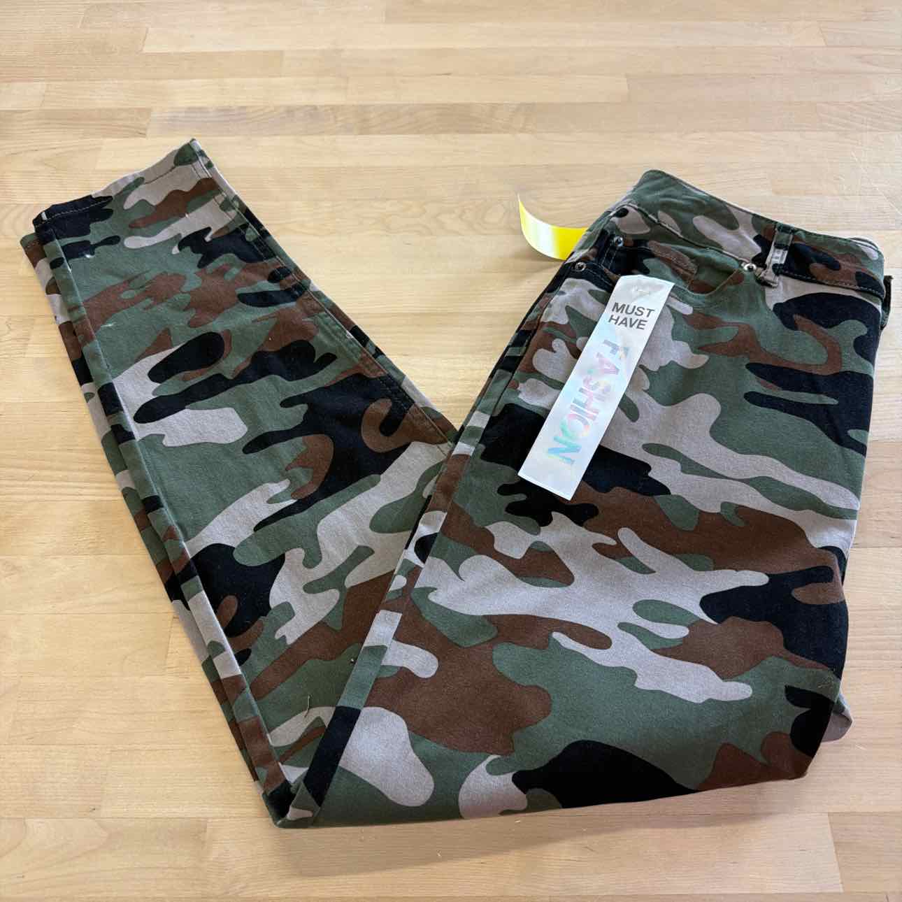 Tinseltown Juniors' Vintage Camo High-Rise Skinny Jeans