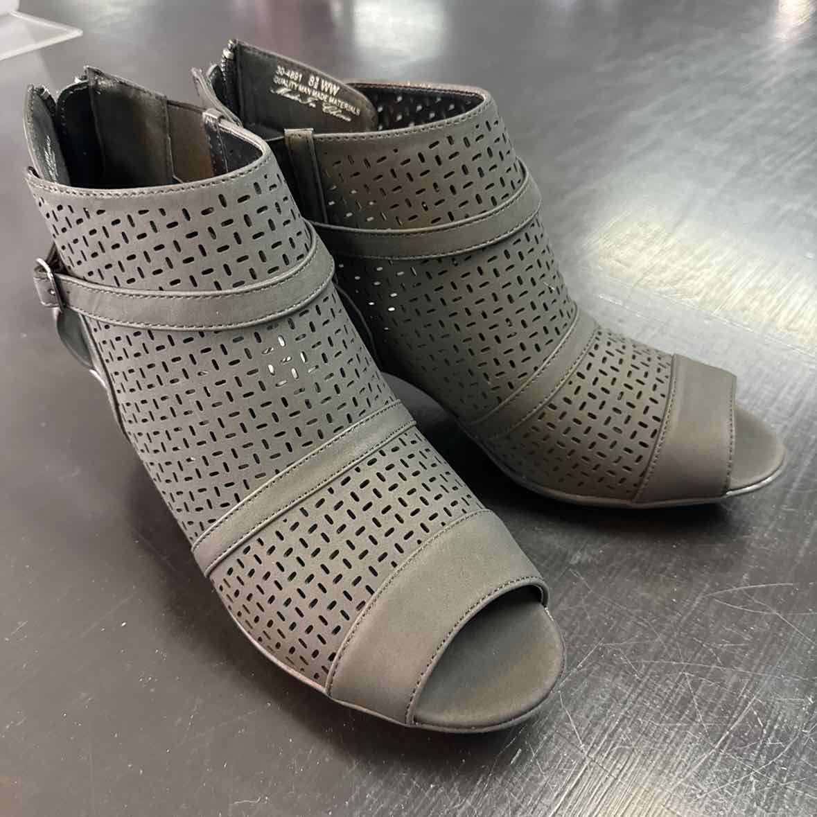 Easy Street Shoe Size 8.5 Carrigan Cut Out Block Heel Sandals NWT