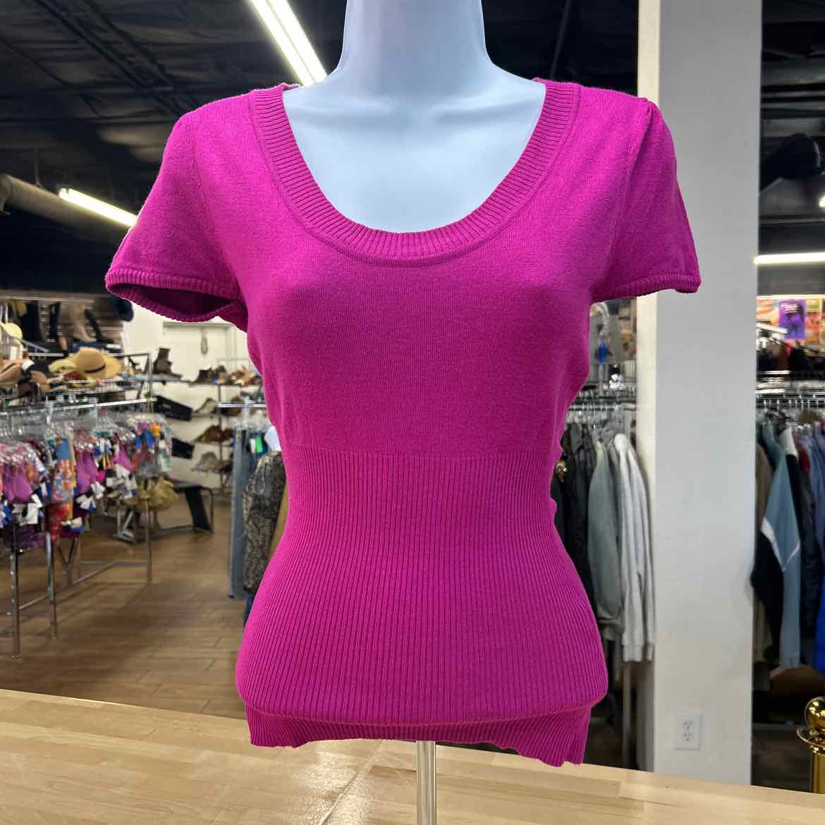 Bebe Size S Magenta Preloved T-Shirt SS