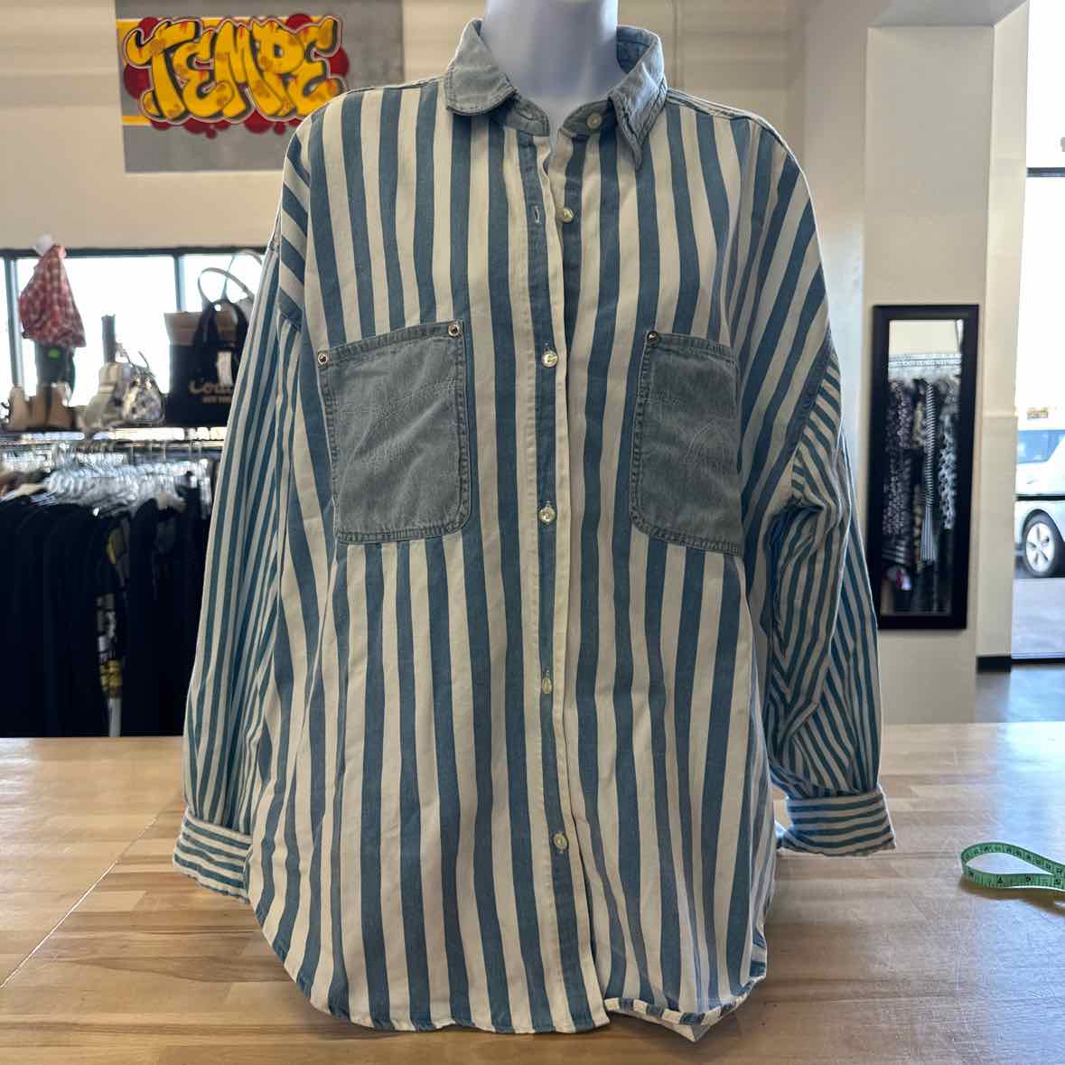 Quizz Size 1X Blue & White Button Down Shirt