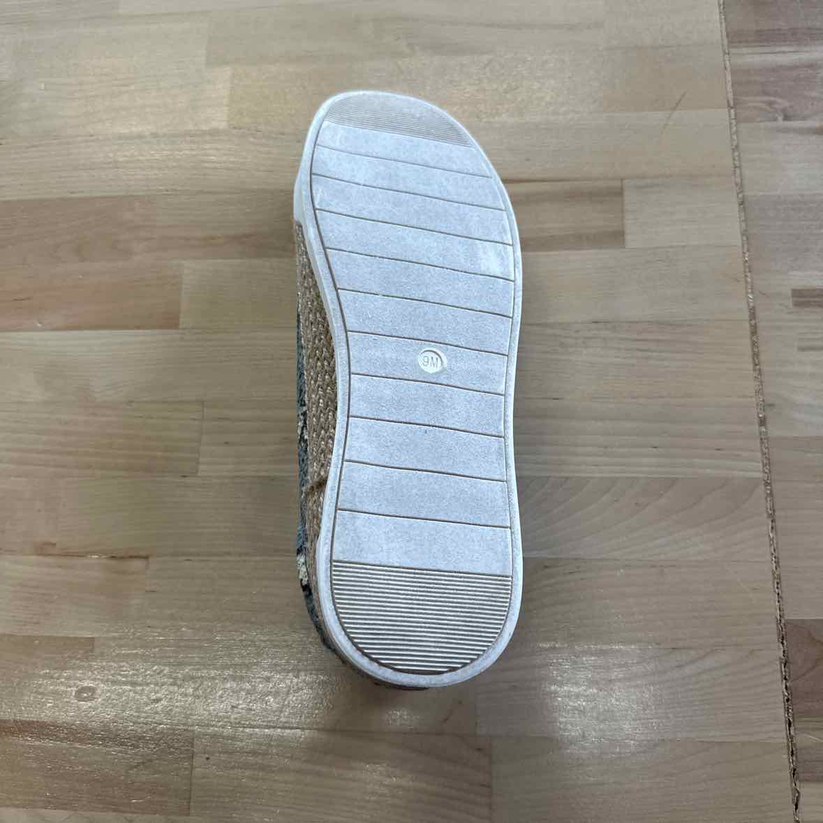 Crown Vintage Shoe Size 9 Blue & Beige Print Sneakers