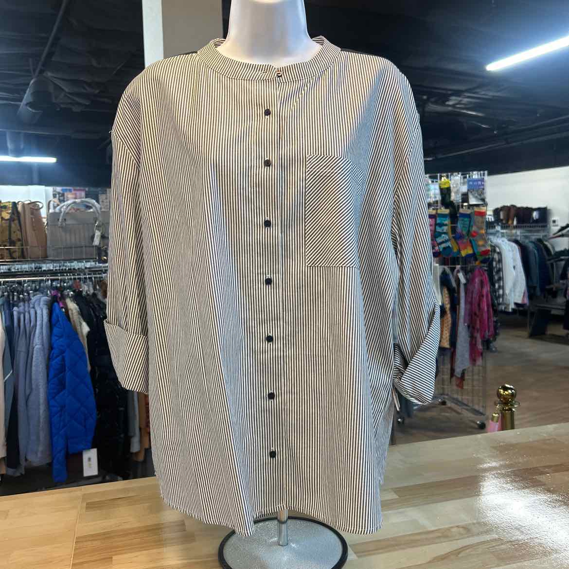 Court & Rowe Size XL Blue White Preloved Button Down LS