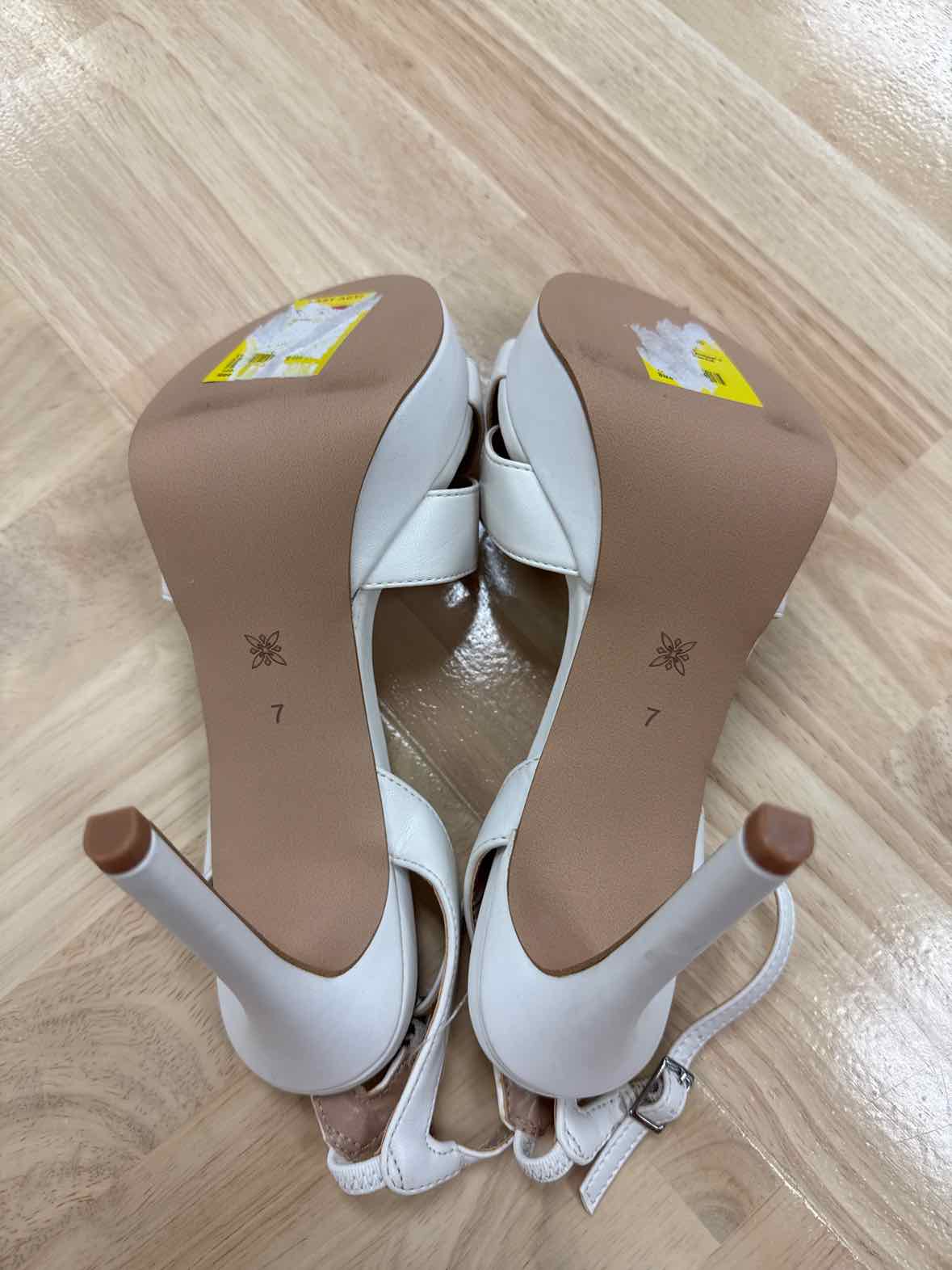 BCBG Size 7 White Niada Platform Sandal - Cloud Dancer