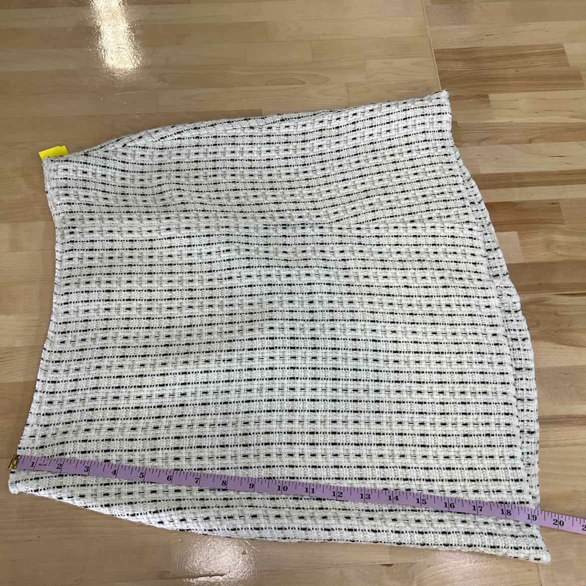 White House Black Market Size 4 White Preloved Skirt