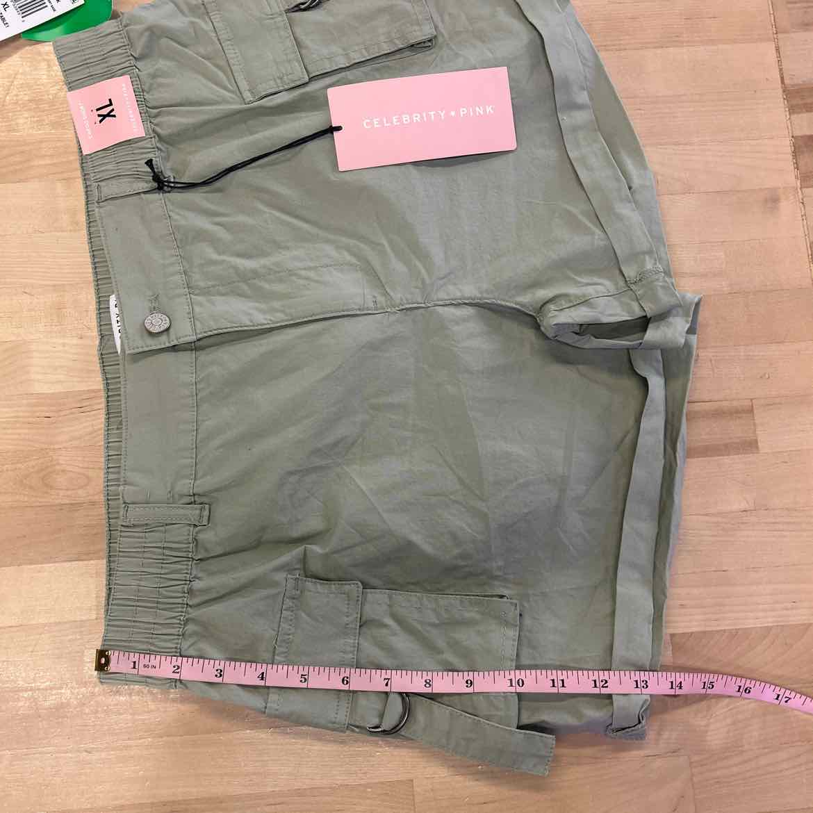 Celebrity pink Women Size XL Green New Shorts
