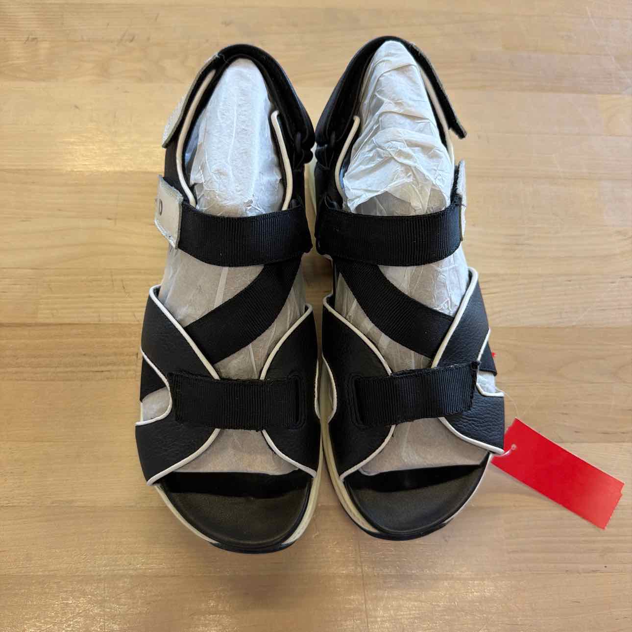 Earth Size 9.5 Black Preloved Sandals