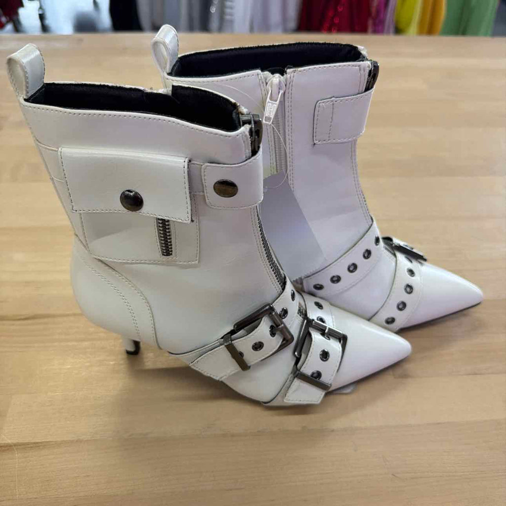 wild pair Size 5.5 White Bootie