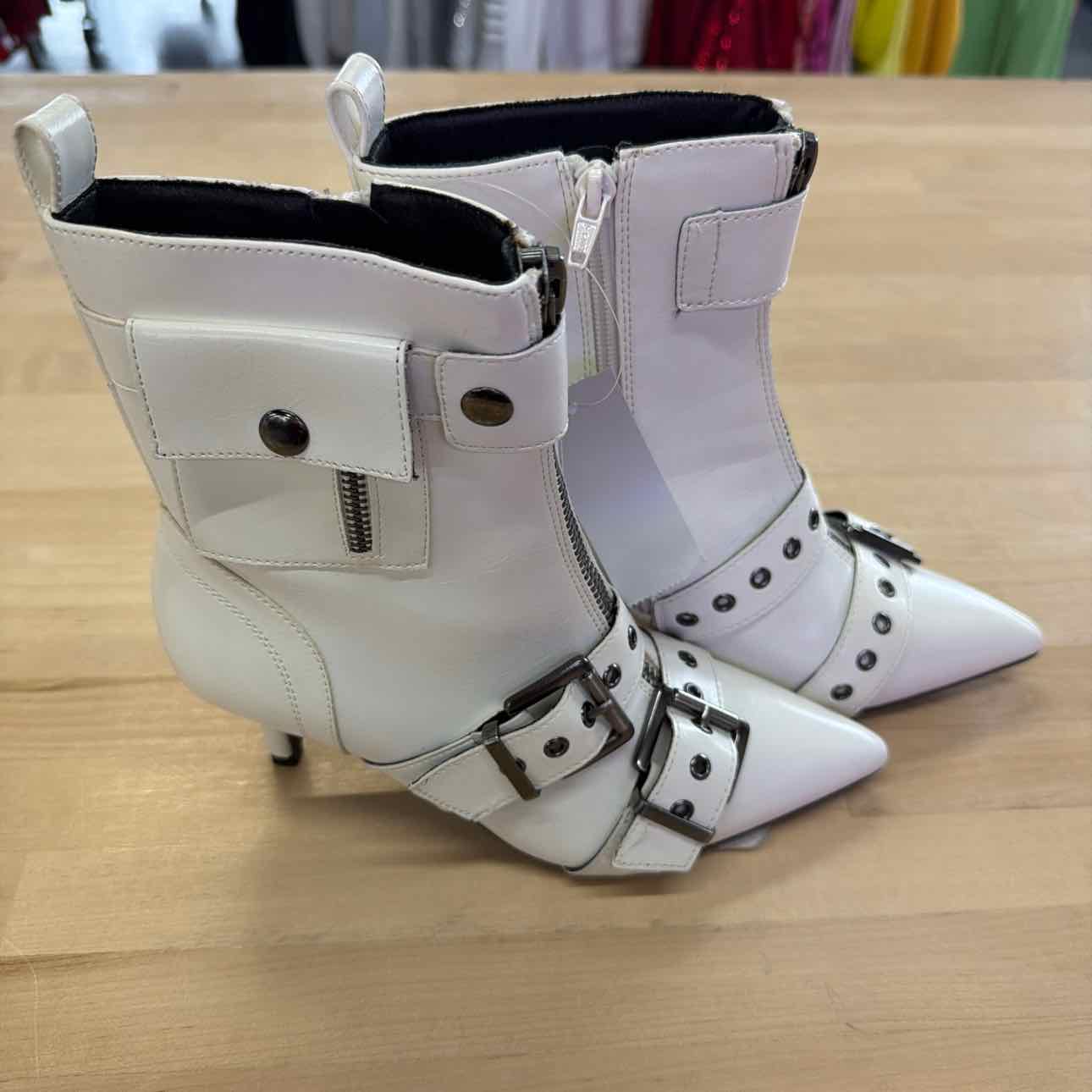 wild pair Size 5.5 White Bootie