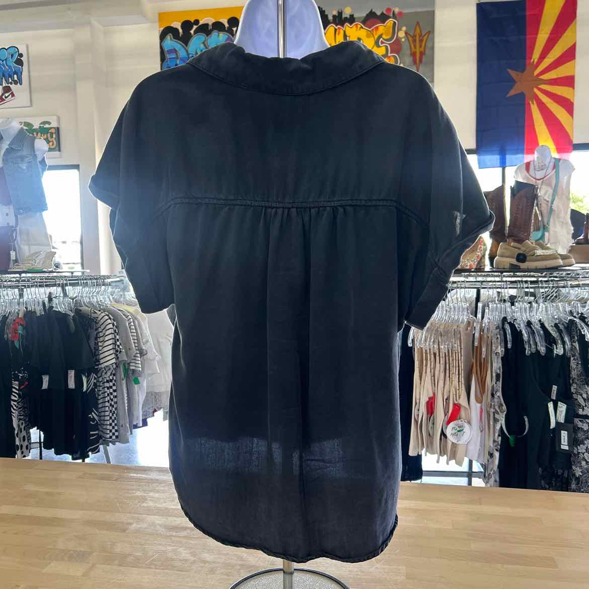 Evereve Size M Slate Blue Preloved Button Down SS