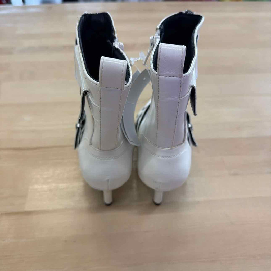 wild pair Size 5.5 White Bootie