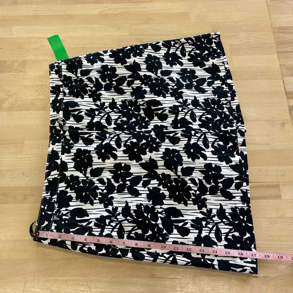 Izod Women Size 10 Black Preloved Skorts