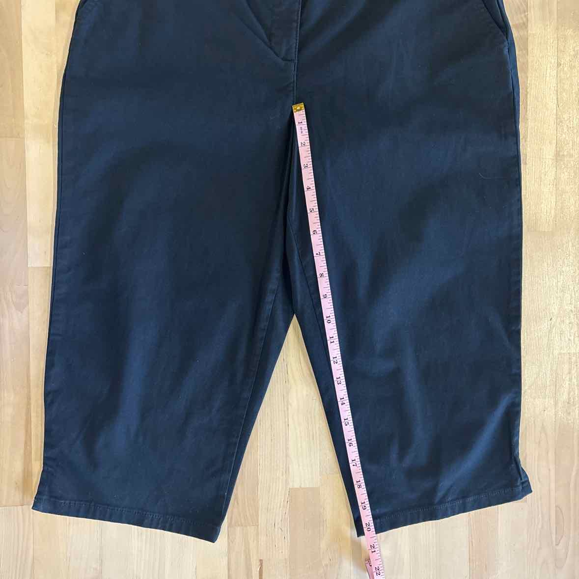 Karen Scott Size 12P Black Capris