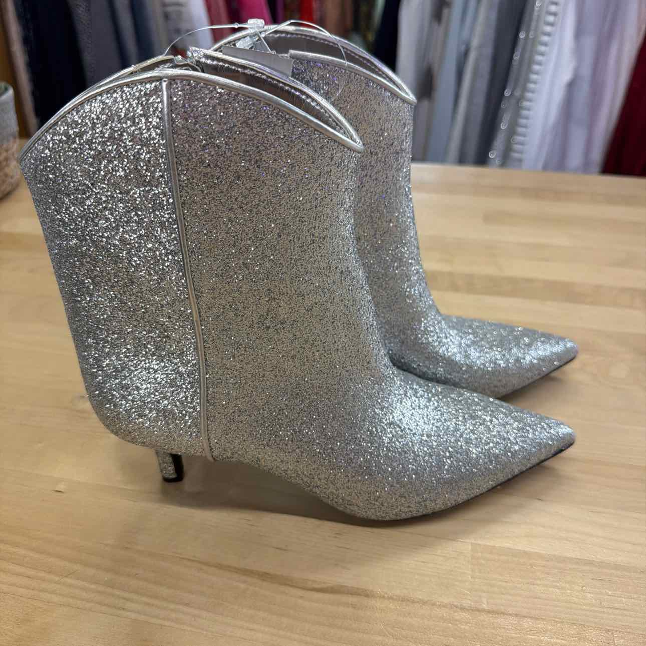 On 34th Aatira Tulip Booties - Silver Glitter Size 5.5