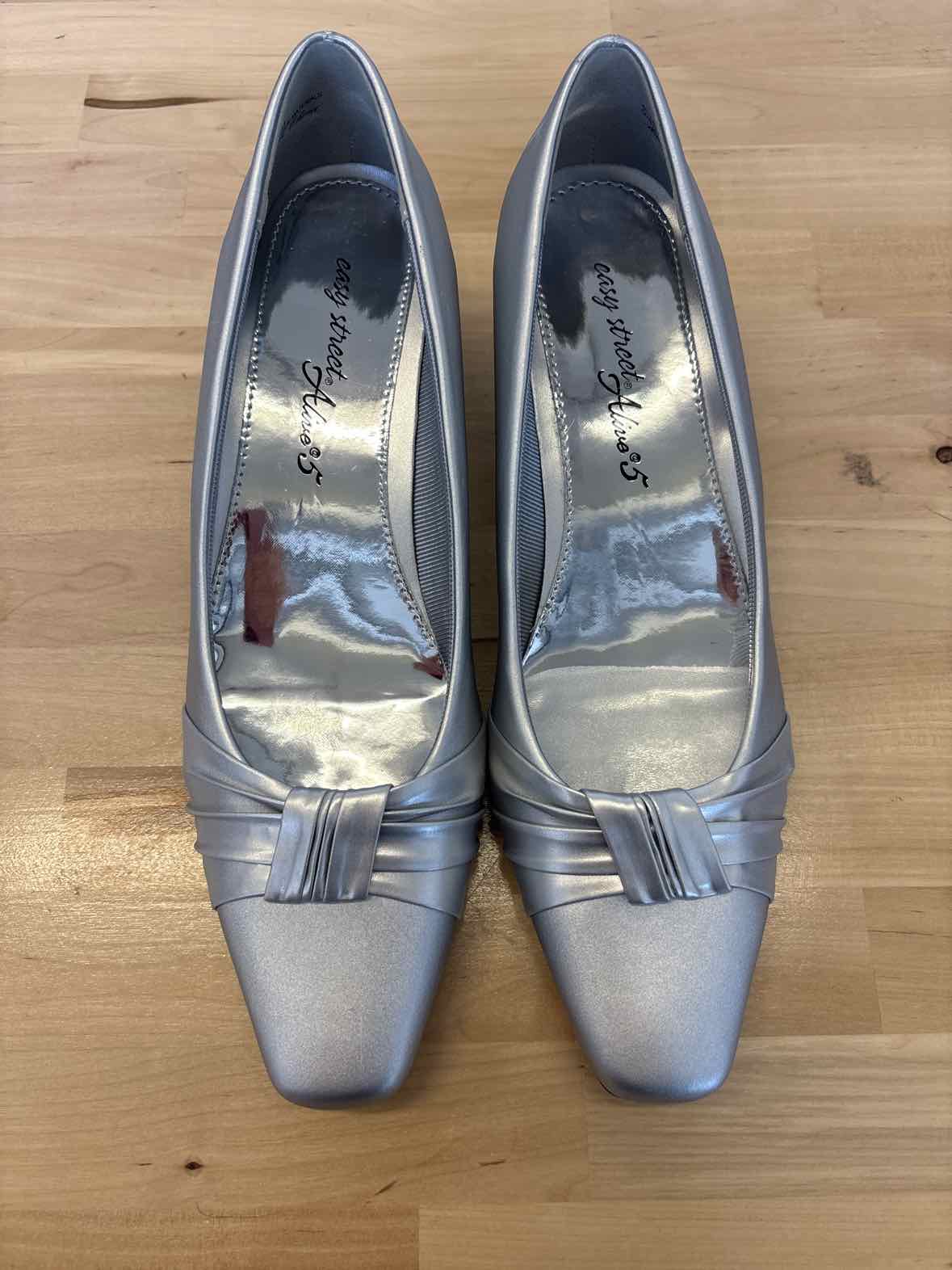 Easy Street Shoe Size 9 Silver Heels