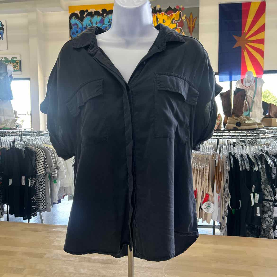 Evereve Size M Slate Blue Preloved Button Down SS