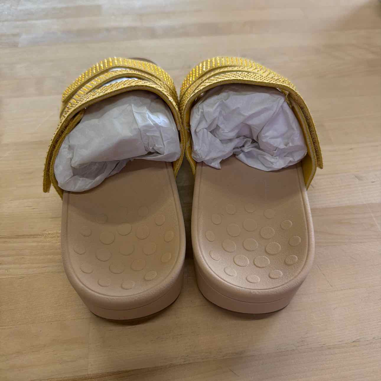 Vionic Size 10 Yellow Rhinestone New Sandals