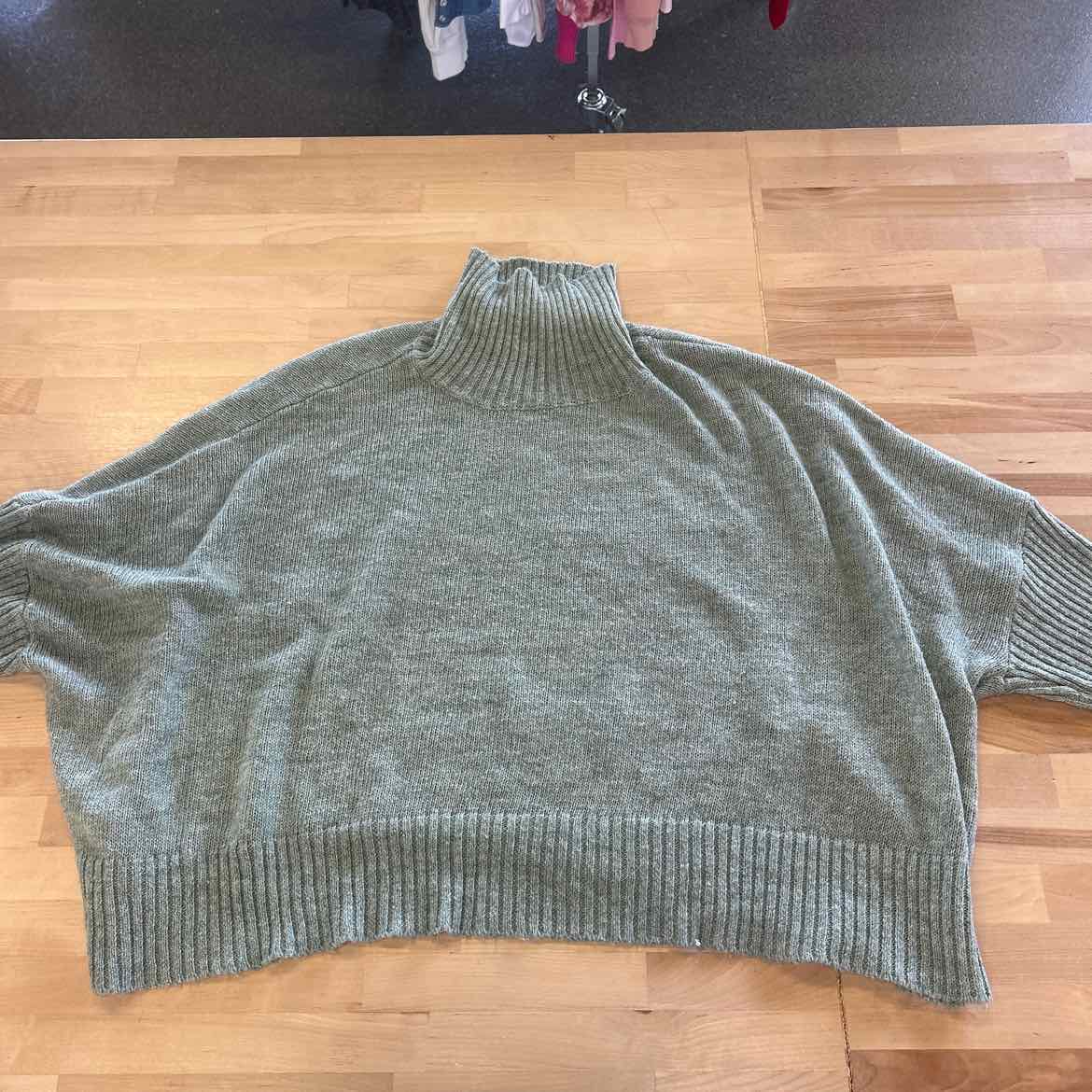 World Market Size OS Green Knit Preloved Poncho