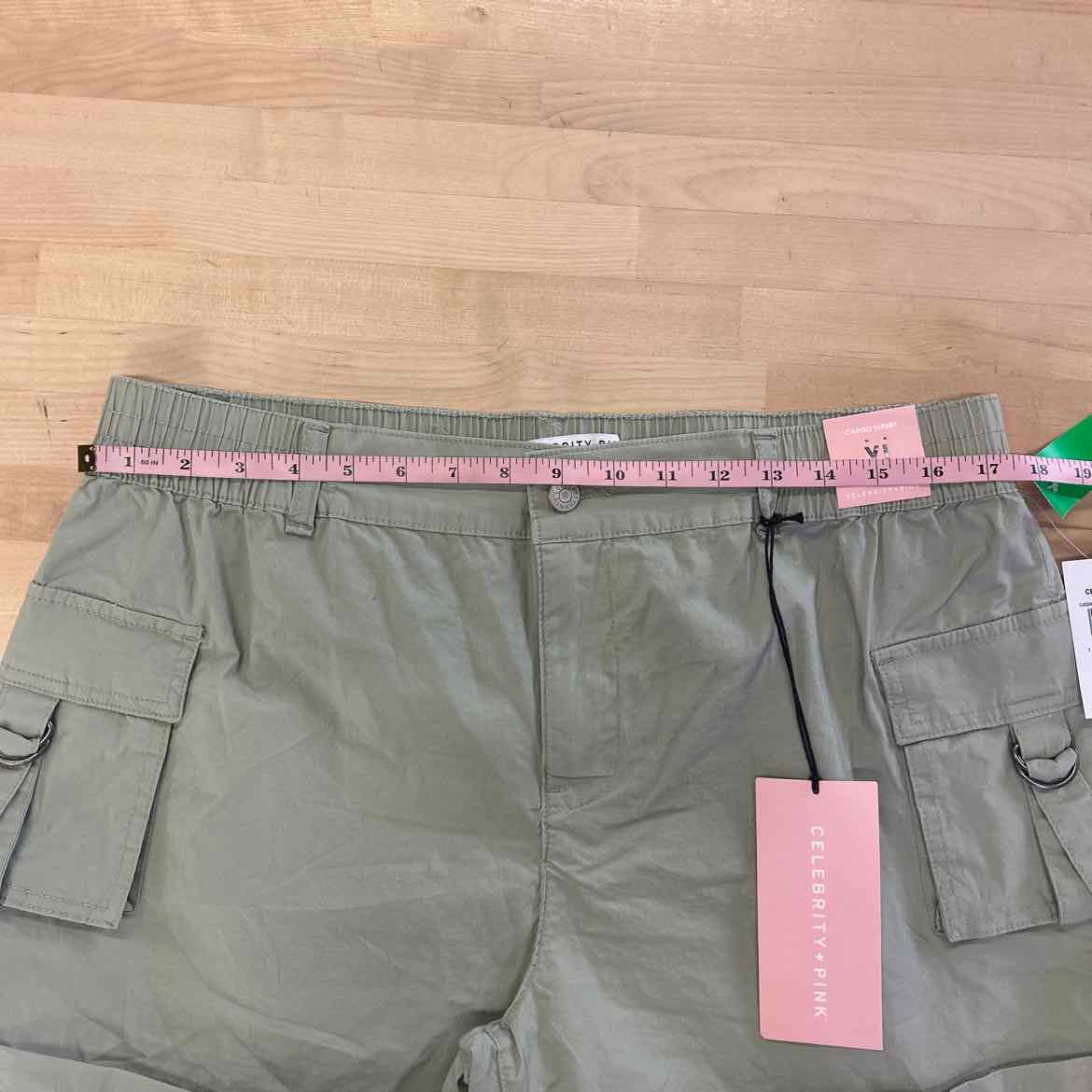 Celebrity pink Women Size XL Green New Shorts