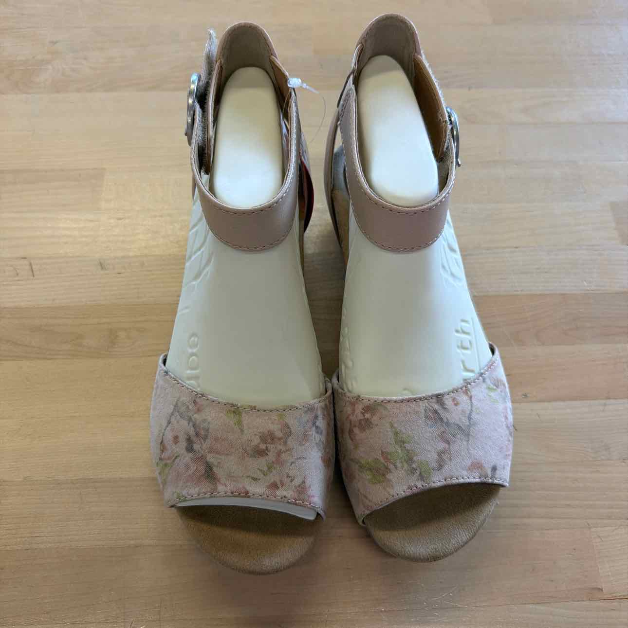 Earth Size 9.5 Pink Leather New Sandals