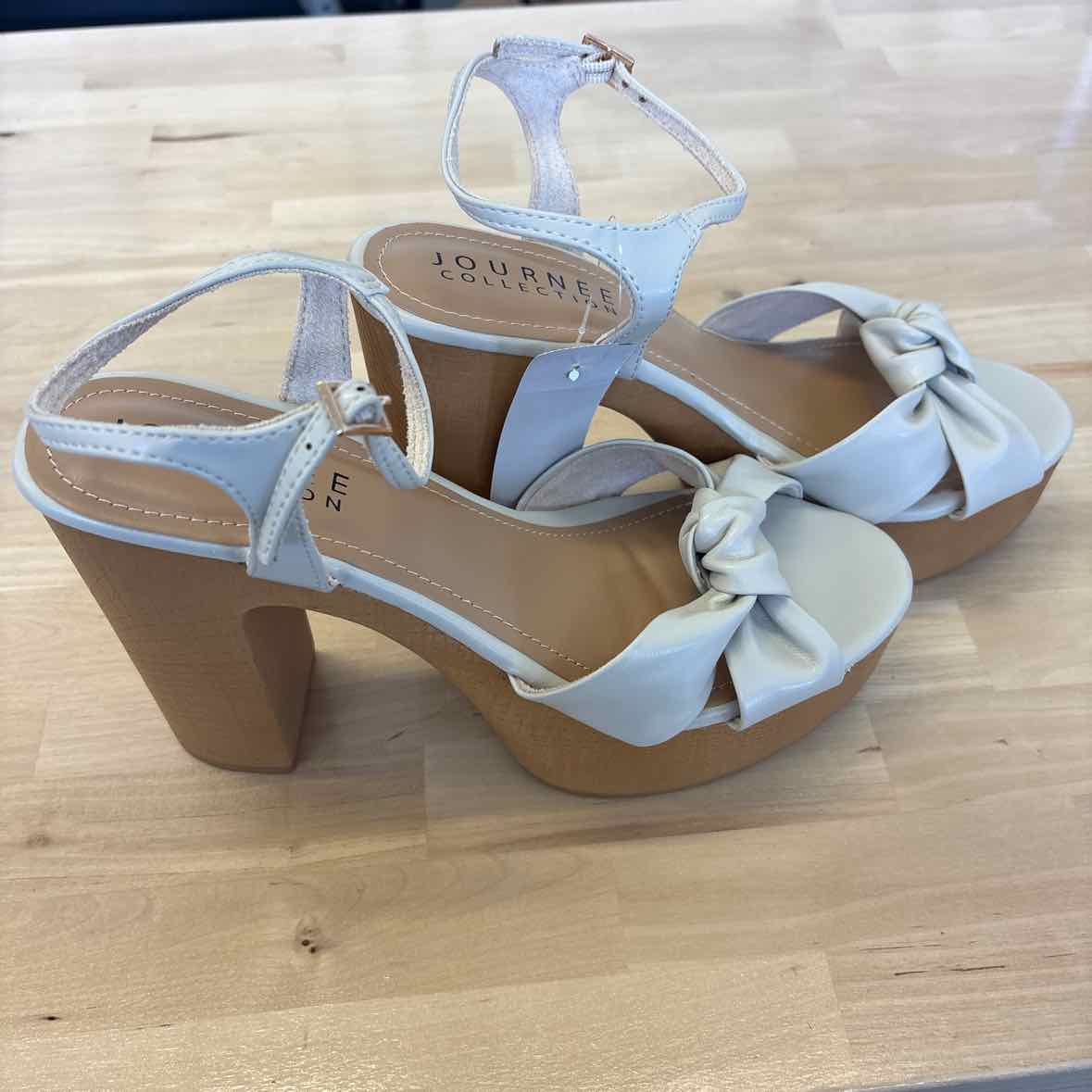 Journee Collection Shoe Size 9.5 Beige Heels