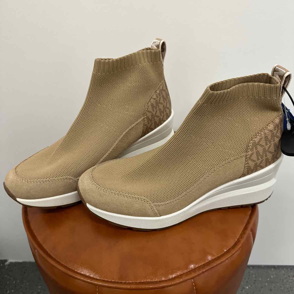 Michael Kors Shoe Size 6.5 Tan Bootie