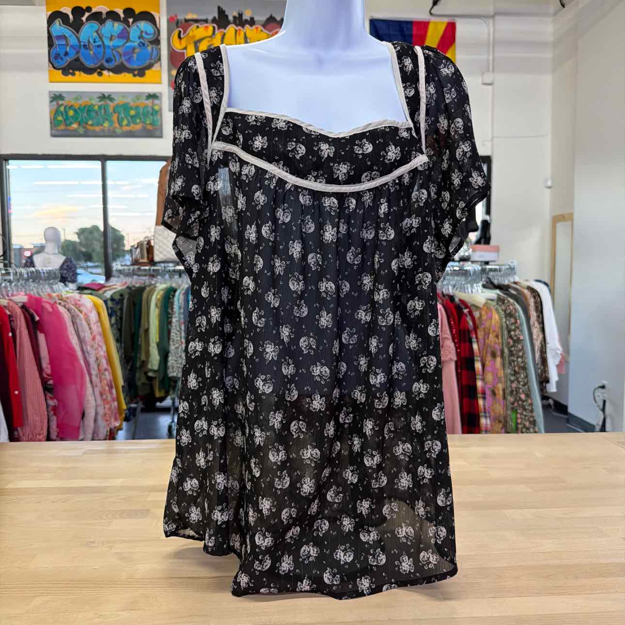 Torrid Size 1 Black & Beige Used Short Sleeve Blouse